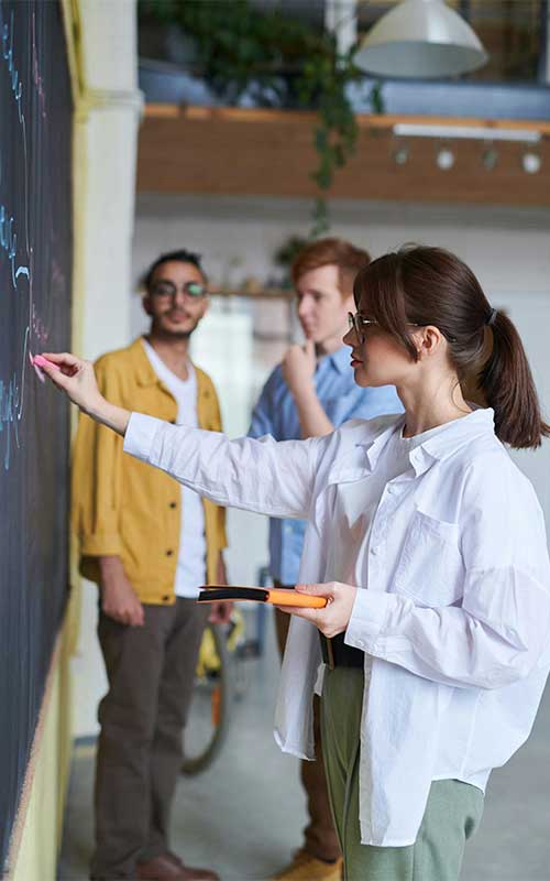 https://www.pexels.com/de-de/foto/foto-der-frau-die-auf-tafel-schreibt-3184644/